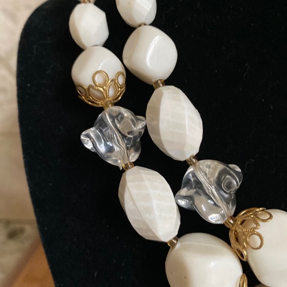 VINTAGE LUCITE ACRYLIC NECKLACE WITH EARRINGS - Picture 7 of 15